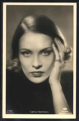 AK Schauspielerin Lena Norman mit der Hand im Gesicht