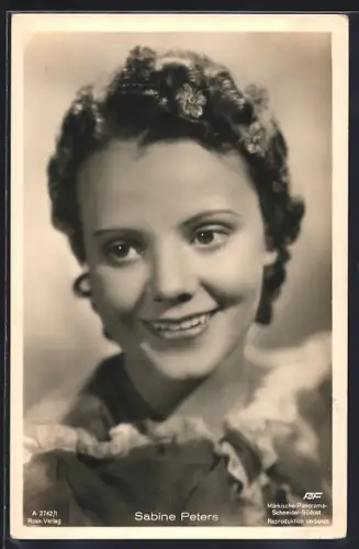 AK Schauspielerin Sabine Peters lächelnd mit Blüten im Haar