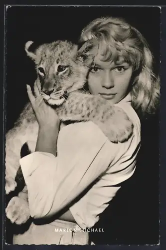 AK Schauspielerin Marion Michael mit einem jngen Löwen auf dem Arm