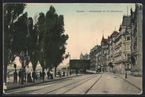 AK Dresden, Terrassenufer mit der Albertbrücke, Strassenbahn