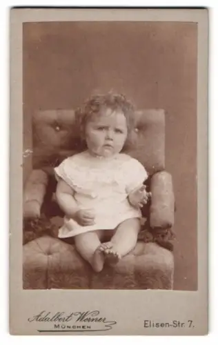 Fotografie Adalbert Werner, München, Elisen-Str. 7, Kleinkind auf gepolstertem Stuhl