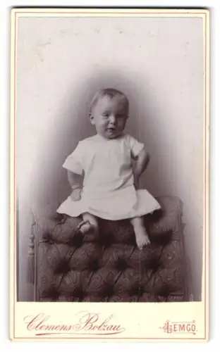 Fotografie Clemens Bolzau, Lemgo, Osterthorwall, Kleinkind auf gepolstertem Stuhl