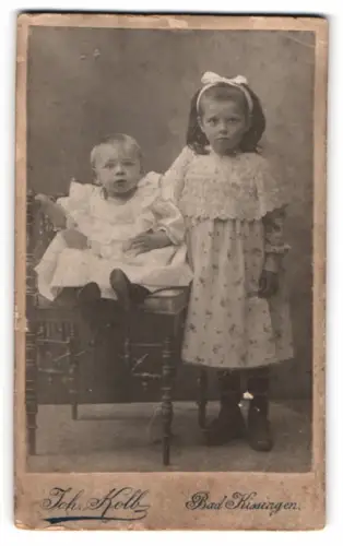 Fotografie Joh. Kolb, Bad Kissingen, Zwei Kinder in festlicher Kleidung