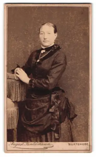 Fotografie August Santelmann, Buxtehude, Frau in elegantem Kleid