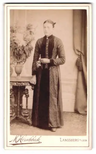Fotografie M. Hirschbeck, Landsberg am Lech, Frau mit Blumenstrauss