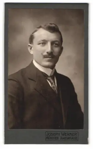 Fotografie Joseph Werner, München, Isartorplatz 2, Porträt eines eleganten Herrn