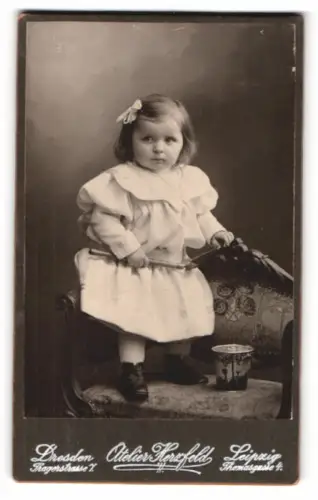 Fotografie Atelier Herzfeld, Leipzig, Thomasgasse 4, Kind mit Eimer auf einem Stuhl