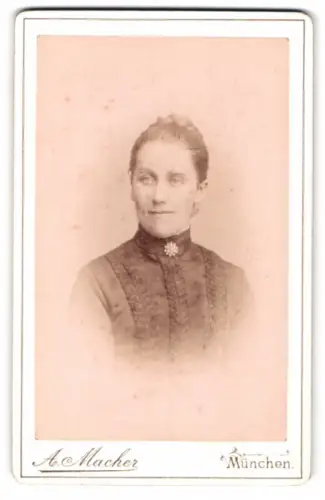 Fotografie A. Macher, München, Sendlingergasse 57, Porträt einer Dame