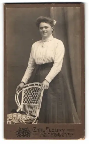 Fotografie Carl Fleury, Vaihingen an der Enz, Bahnhofstrasse 1, Frau mit Stuhl
