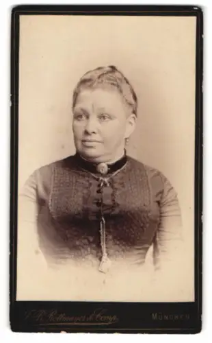 Fotografie J. B. Rottmayer & Comp., München, Karlsplatz 12, Porträt einer eleganten Dame