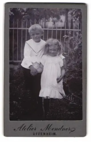 Fotografie Atelier Mendner, Uffenheim, Zwei Kinder im Garten