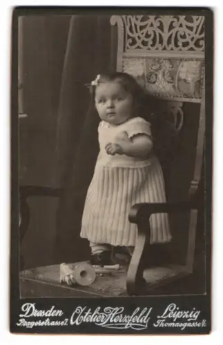 Fotografie Atelier Herzfeld, Leipzig, Thomasgasse 4, Kind auf kunstvoll verziertem Stuhl