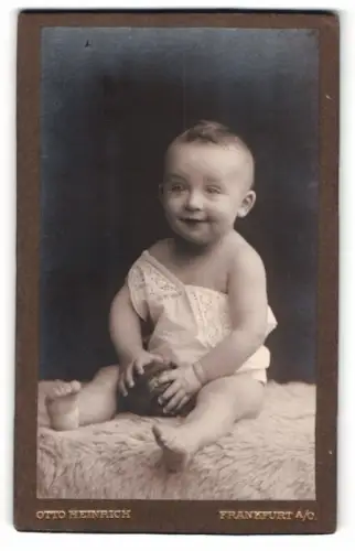 Fotografie Otto Heinrich, Frankfurt, Wilhelmplatz 20, Kleinkind mit Ball