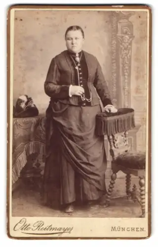 Fotografie Otto Reitmayer, München, Briennerstrasse 4, Frau in elegantem Kleid
