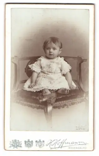 Fotografie H. Hoffmann, Regensburg, Sitzendes Kleinkind auf Stuhl