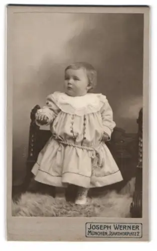 Fotografie Joseph Werner, München, Isarthorplatz 2, Kind in elegantem Kleid