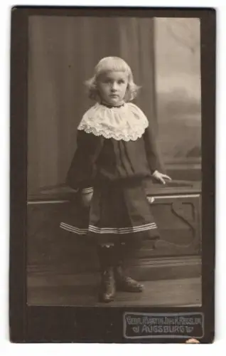 Fotografie Gebr. Martin, Augsburg, Bahnhofstr. 24, Kind in eleganter Kleidung