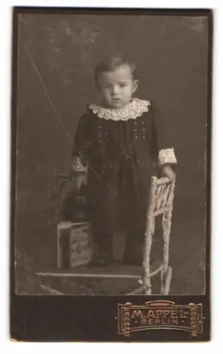 Fotografie M. Appel, Berlin, Neue Königstr. 1, Kind auf Stuhl