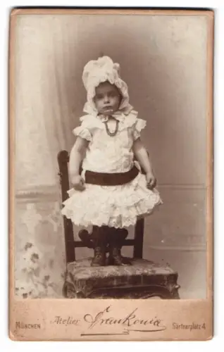 Fotografie Atelier Frankonia, München, Gärtnerplatz 4, Kind auf einem Stuhl