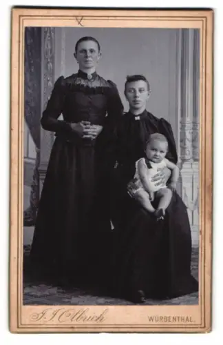 Fotografie J. J. Olbrich, Würbenthal, Porträt zweier Frauen mit einem Säugling