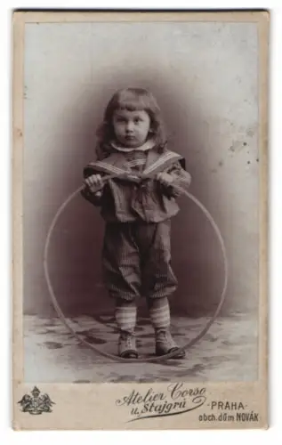 Fotografie Atelier Corso, Praha, Vodickova ulice 34, Kind mit Reifen