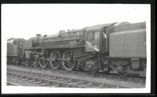 Fotografie britische Eisenbahn, DAmpflok NR. 72006, Kohletender