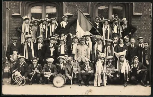 Fotografie junge Männer mit geschmückten Hüten zur Musterung