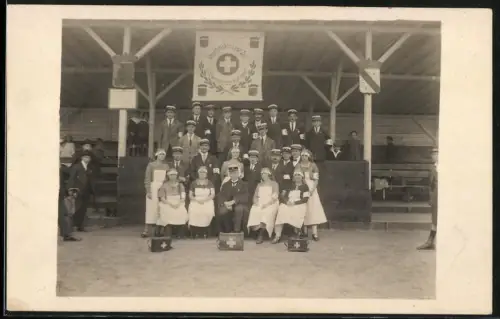 Fotografie Ärzte und Schwestern vom Deutschen Roten Kreuz mit Flagge: An jeden Ort zu jeder Zeit, sind wir zur ersten...