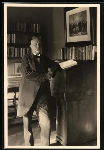 Fotografie Portrait Theophil Wurm, Landesbischof von Heilbronn am Lesepult