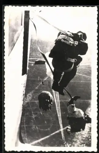 Fotografie Falschirmjäger beim Absprung aus dem Flugzeug
