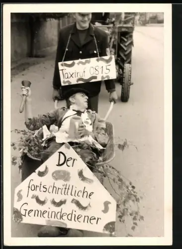 Fotografie Mann als Taxi schiebt Betrunkenen in einer Schubkarre: Der fortschrittliche Gemeindediener