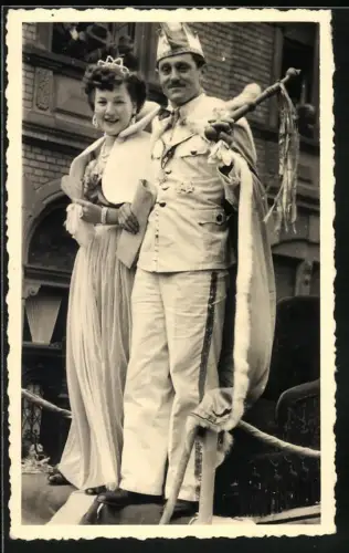 Fotografie Fasching, Karnevalsprinzessin und Karnevalsprinz im Kostüm