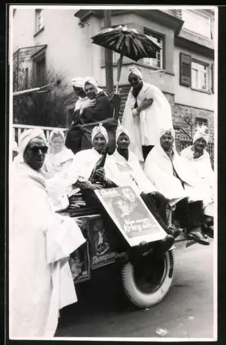 Fotografie Festwagen mit Leuten als Inder verkleidet zum Fasching, Quick Magazin