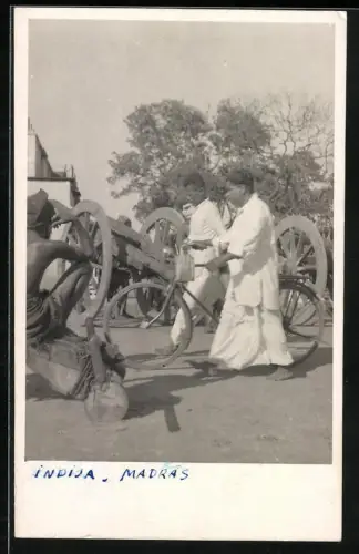 Fotografie asiatische Volkstypen, Inder im Dhoti gekleidet mit Fahrrad