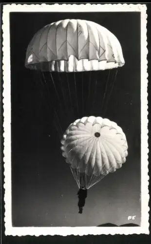 Fotografie Falschirmjäger am Rundkappenfallschirm