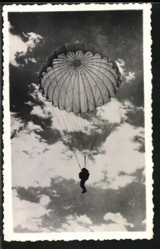 Fotografie Fallschirmjäger am Rundkappenschirm gleitet gen boden