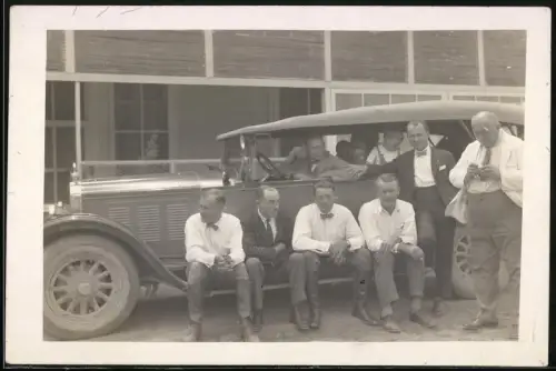 Fotografie Männer sitzen an ihrem Opel Auto