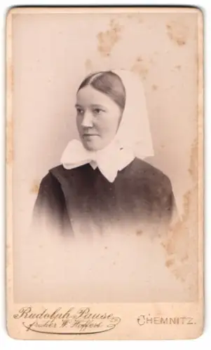 Fotografie Rudolph Pause, Chemnitz, Langestrasse 34, Porträt einer jungen Nonne im Habit