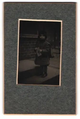 Fotografie Ferrotypie, Kleines Kind mit Buch und Wintermantel, im Passepartout