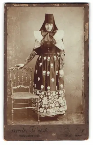 Fotografie Friedrich Wehde, Bückeburg, Dame in traditionelle Tracht, Lindhorster Tracht