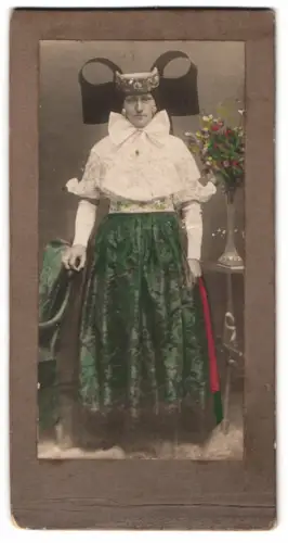 Fotografie Paul Noffz, Stadthagen, Frau in traditioneller Tracht mit Blumen, Handkoloriert