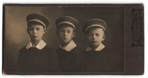 Fotografie A. Kulhanek, Berlin, Müllerstrasse 137, Porträt von drei Jungen in mit Studetenmützen / Tellermütze