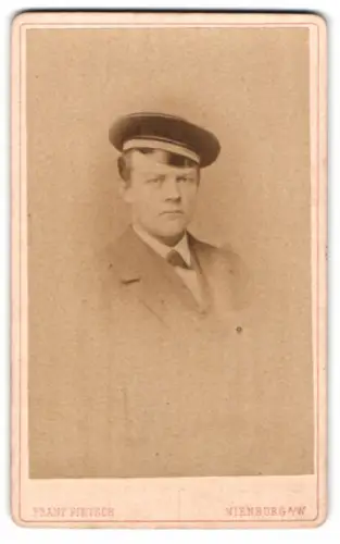 Fotografie Franz Pietsch, Nienburg, Porträt eines jungen Studenten im Anzug mit Mütze