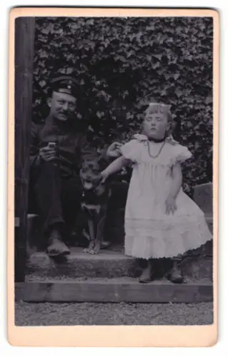 Fotografie unbekannter Fotograf und Ort, Mann Hermann Bauer in Uniform mit Mädchen und Hund, 1909