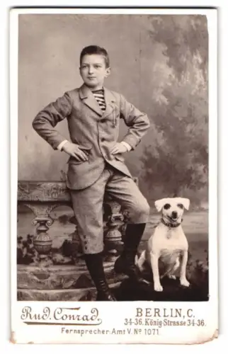 Fotografie Rud. Conrad, Berlin, Königstrasse 34-36, Junge im Anzug mit Hund