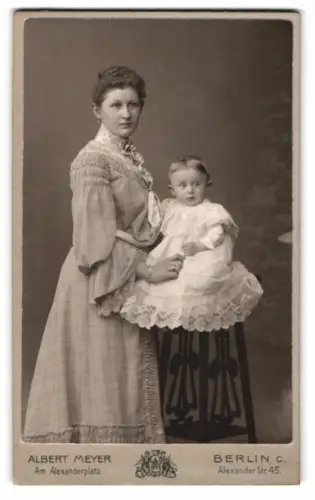 Fotografie Albert Meyer, Berlin, Alexander Str. 45, Mutter mit Kleinkind, Mutterglück