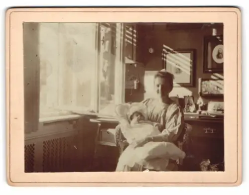 Fotografie Fotograf unbekannt, Allenstein, junge Frau Annemarie mit Schwester Anneliese im Arm, Mutterglück, 1907