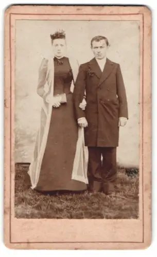 Fotografie unbekannter Fotograf und Ort, Paar im Hochzeitskleid und Anzug