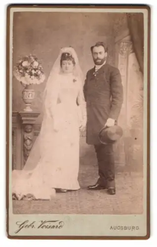 Fotografie Gebr. Voisard, Augsburg, Fuggerstr. u. Grottenau, Hochzeitspaar in feierlicher Pose