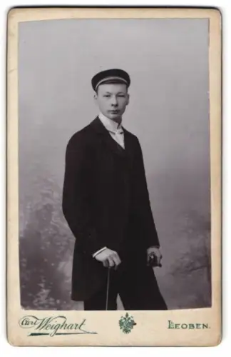 Fotografie Carl Weighart, Leoben, Stadt Fischergasse 92, Student Leop. Tscheligi im Anzug mit Schirmmütze, 1900